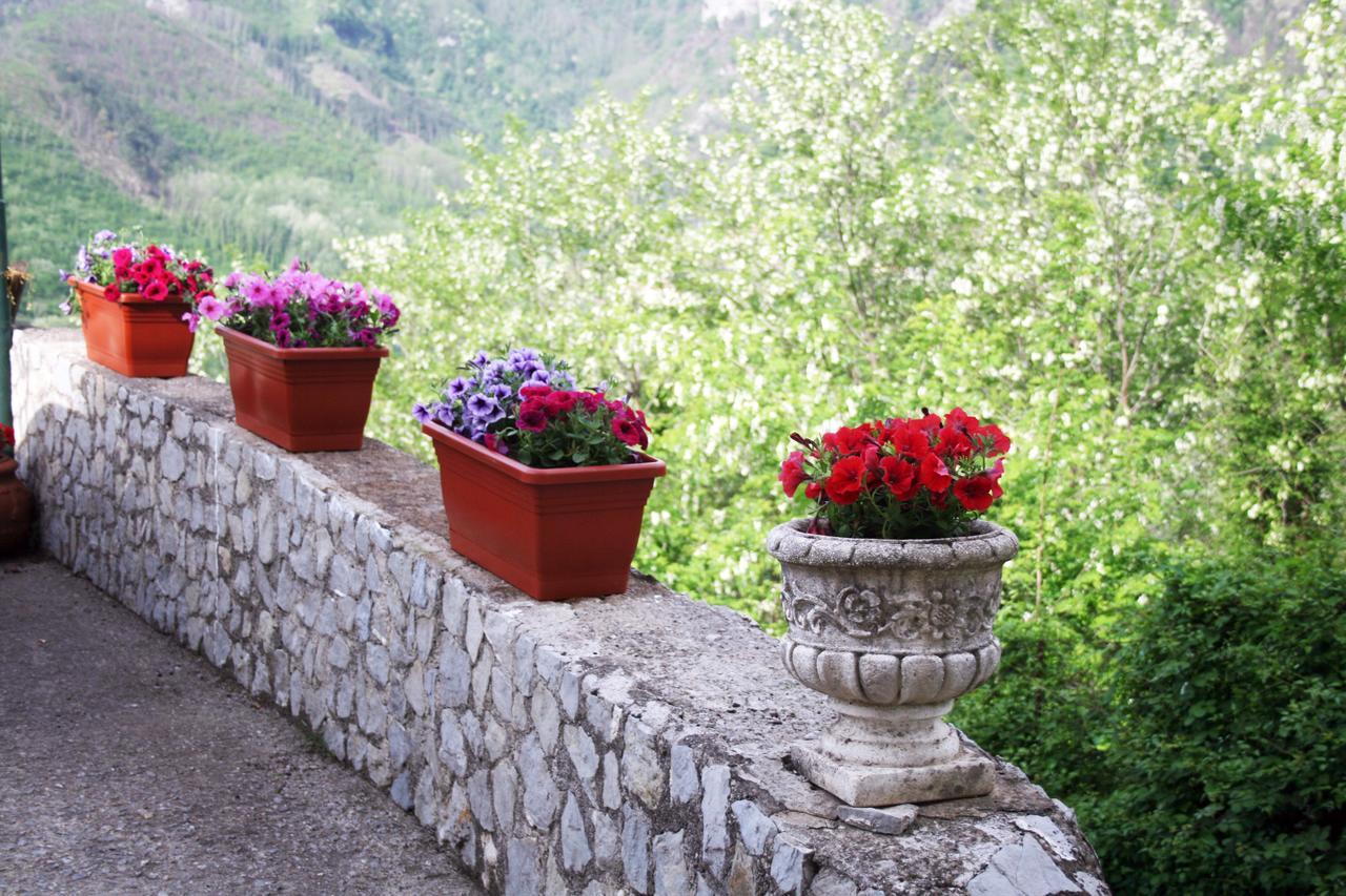 Bed and Breakfast Tra I Monti Tramonti Exterior foto